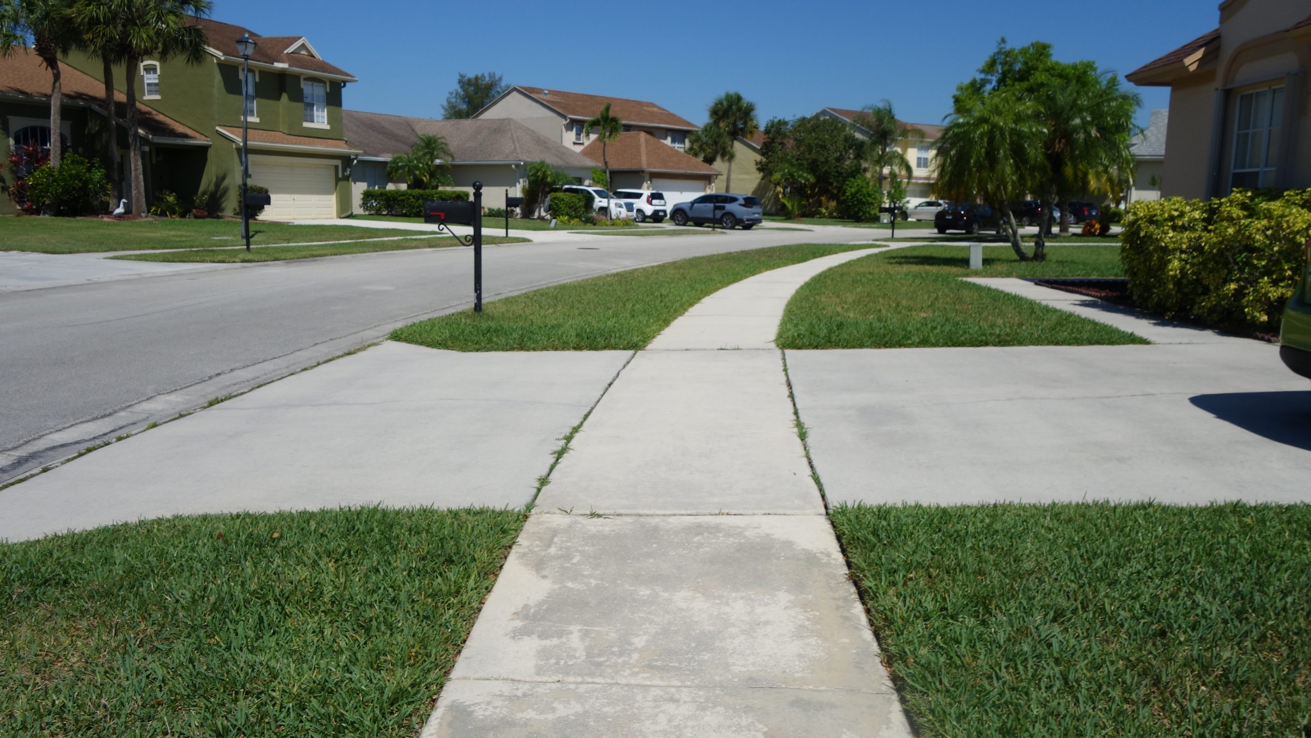 sidewalk-rounding-a-curve-in-a-florida-suburb-V9Z8DN5
