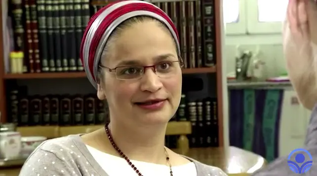 sad-boy-child-in-a-white-t-shirt-sits-on-the-trail-9Z9KN2C