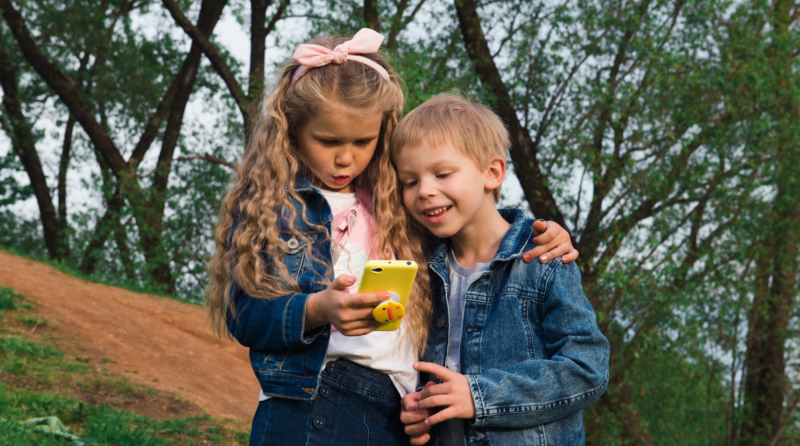 kids-play-smartphone-2021-09-04-13-27-45-utc