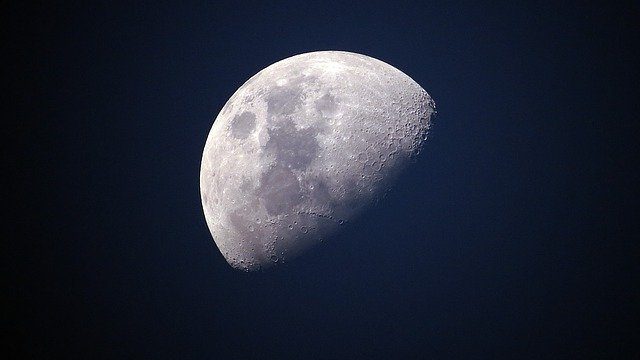 moon-1527501_640